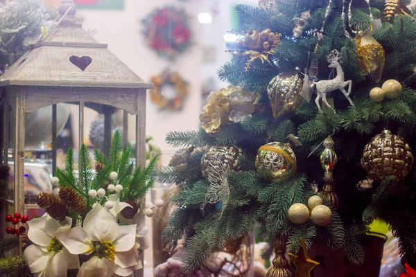 Noel süslemeleri penceresinde