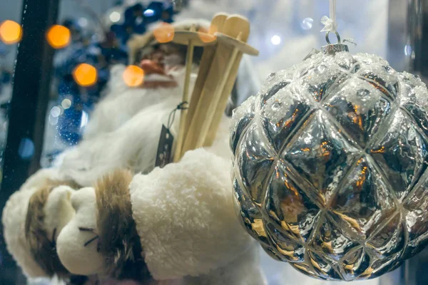 Noel süslemeleri penceresinde