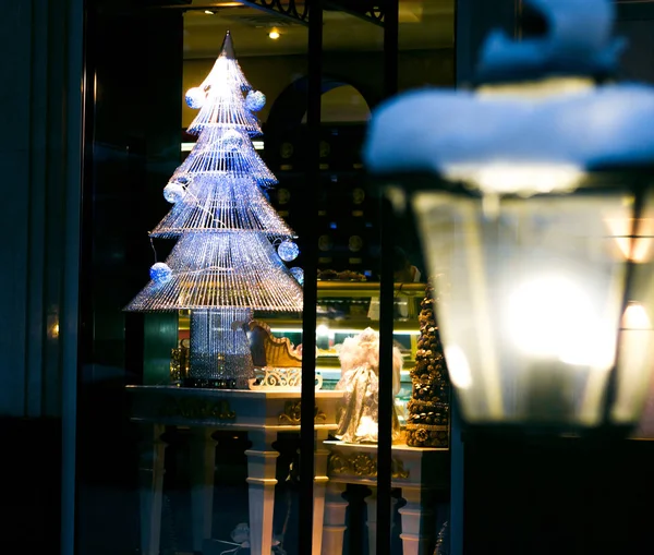 Noel süslemeleri penceresinde