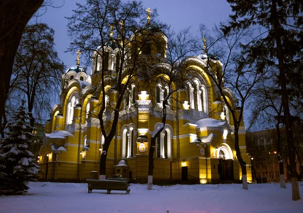 Kilise bir kış akşamında