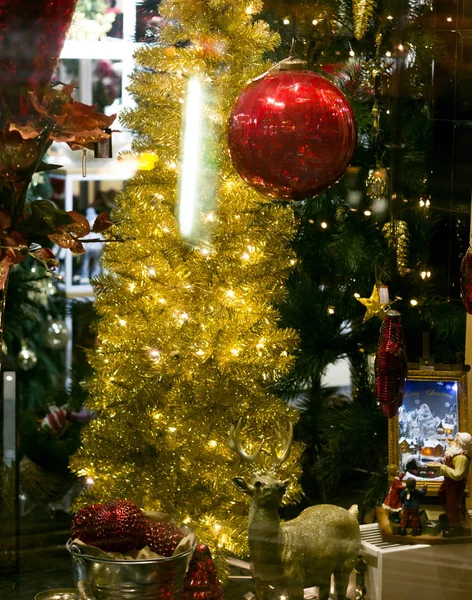 Noel süslemeleri penceresinde