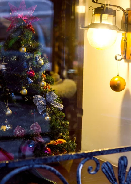 Noel süslemeleri penceresinde