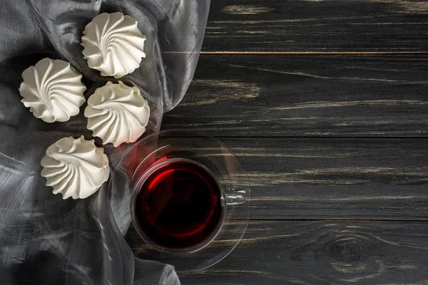 Белый зефир с красным чаем — стоковое фото
