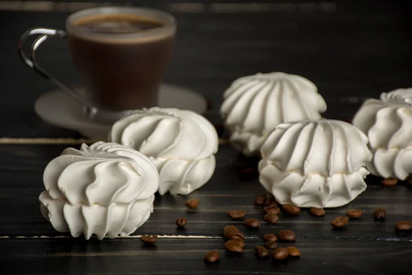 Белый зефир с чашкой кофе — стоковое фото