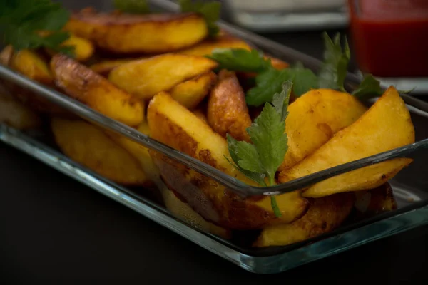 Жареный картофель с соусами — стоковое фото