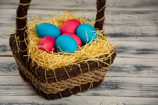 Kék és piros színű húsvéti tojás — Stock Fotó