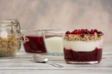 Reçel ve yoğurt ile müsli