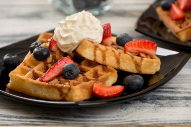 Waffle taze çilek ile