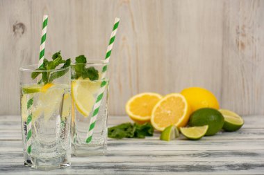 buz ve limon ile su