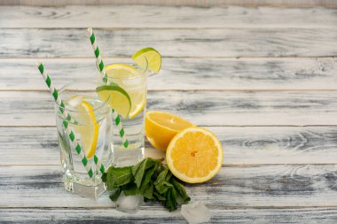 buz ve limon ile su