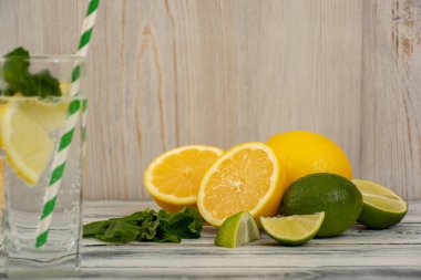 buz ve limon ile su
