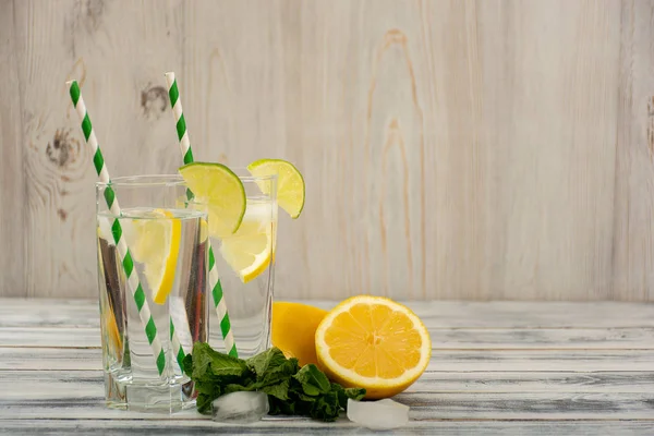 buz ve limon ile su