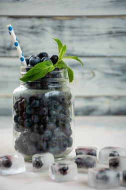 kavanoz içinde taze yaban mersini