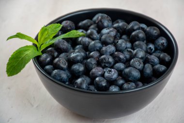 Bir kasede taze yaban mersini