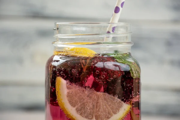 Освежающий Напиток Вода Замороженной Ежевикой Лимонами Мятными Листьями — стоковое фото