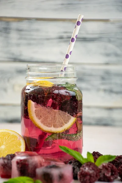 Verfrissing Drinken Water Met Bevroren Braambessen Citroenen Muntblaadjes Stockfoto