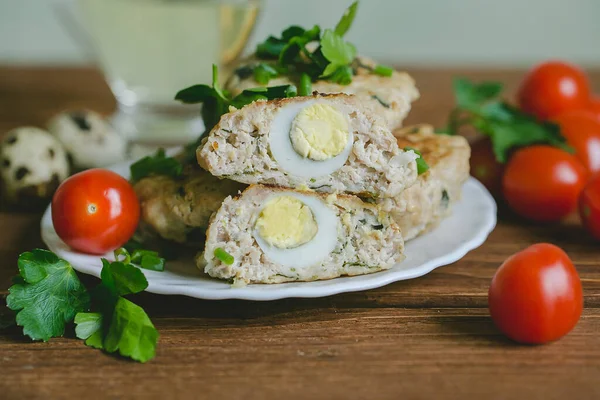 Haşlanmış yumurtalı et pirzolası. Mini köfteler. İskoç pirzolası