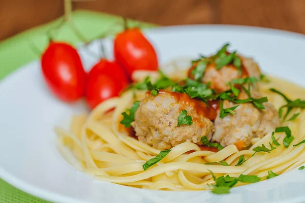 Pirzola, spagetti ve biraz sebze..