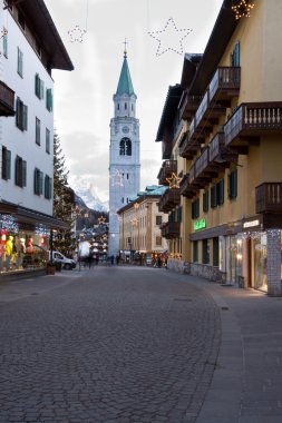 sokakta Cortina d'Ampezzo, İtalya 