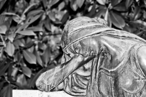 Gamla staty av en ledsen kvinna — Stockfoto