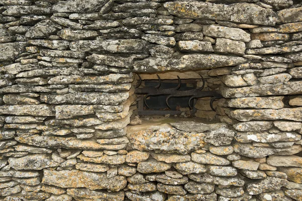 Fenster auf Steinhütten in der Provence — Stockfoto