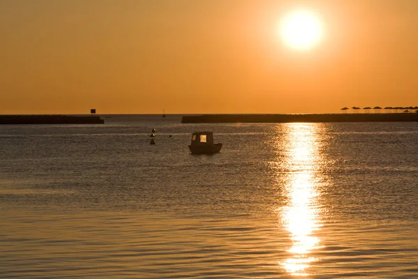 Pequeno barco ao pôr-do-sol — Fotografia de Stock