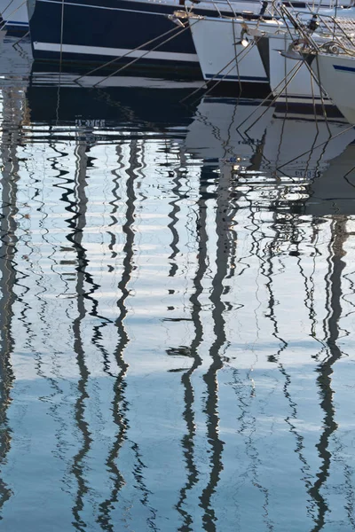 yansıma Yat Gemi direkleri denizinde 