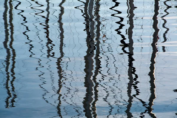 Reflexão em um mar de mastros de iate — Fotografia de Stock