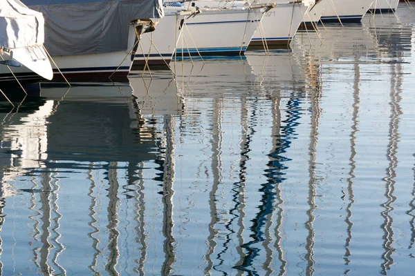 Spiegelung in einem Meer von Yachtmasten — Stockfoto