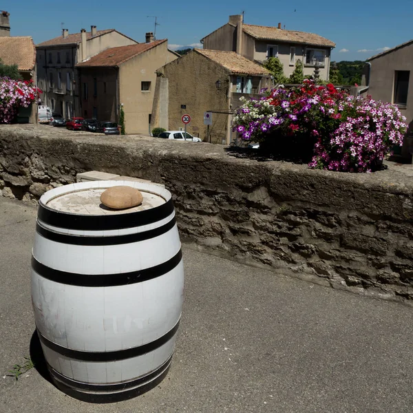 Бочка белого вина в Провансе — стоковое фото