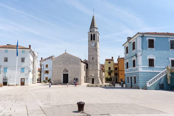 Praça com igreja na cidade Fazana, Croácia — Fotografia de Stock