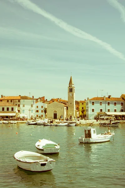 Praça da orla marítima em Fazana, Croácia — Fotografia de Stock