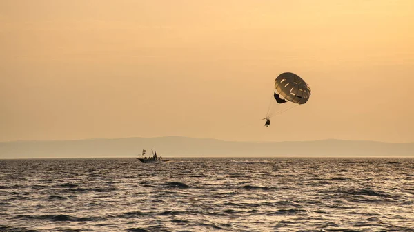 Deux personnes faisant du parachute sur la mer — Photo