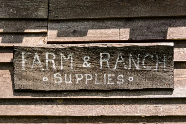 Ferme & ranch magasin panneau en bois — Photo