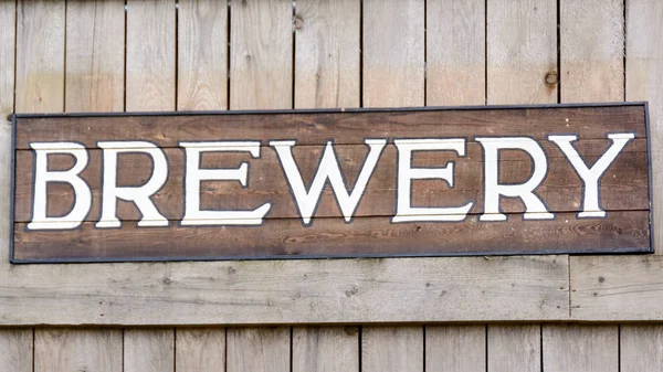 Продаж пивоварні дерев'яний знак — стокове фото