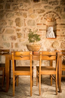 Manastır yemek masası