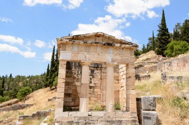 Yunanistan 'ın Delphi Arkeoloji Alanının Hillside' ındaki Atinalıların Hazinesi 