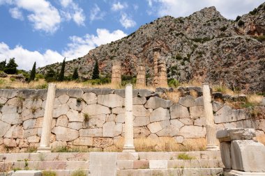Yunanistan 'ın Delphi Arkeoloji Alanının Hillside' ındaki Atinalıların Hazinesi 
