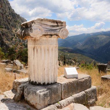 İyonik sütun Delfi, Yunanistan, Antik Yunanistan Delphi, Yunanistan kalır 