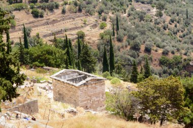 Yunanistan 'ın Delphi Arkeoloji Alanının Hillside' ındaki Atinalıların Hazinesi 