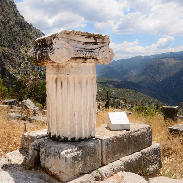İyonik sütun Delfi, Yunanistan, Antik Yunanistan Delphi, Yunanistan kalır 