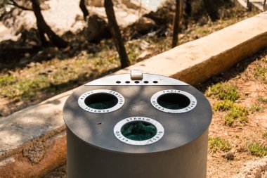 ayrılık konteyner Rabac, Istria bölge, Hırvatistan hotel beldesinde önünde sahilde atık.