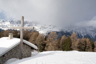  karla kaplı bir kulübe, Andalo, Trentino-Alto Adige, İtalya