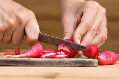turp kesme tahtası üzerinde Dilimleme eller