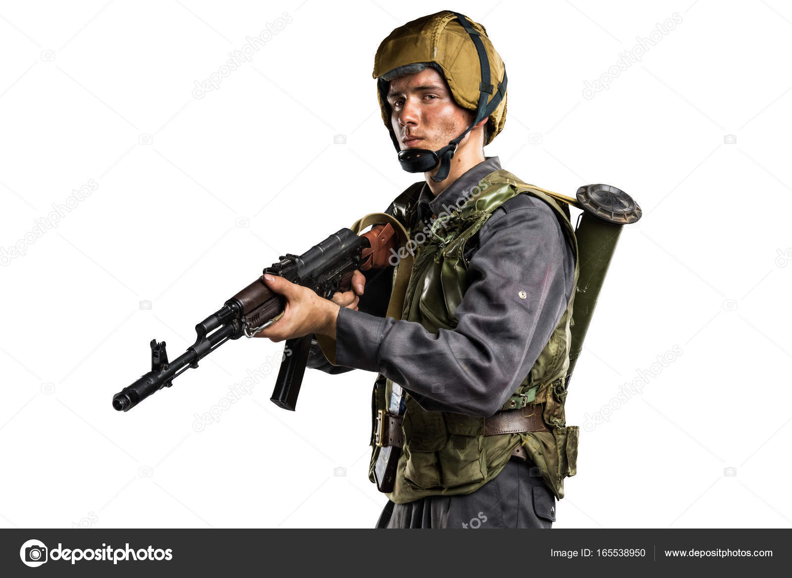 制服を着た男性がチェチェンでの戦争でロシア軍特殊部隊 (Omon) に準拠