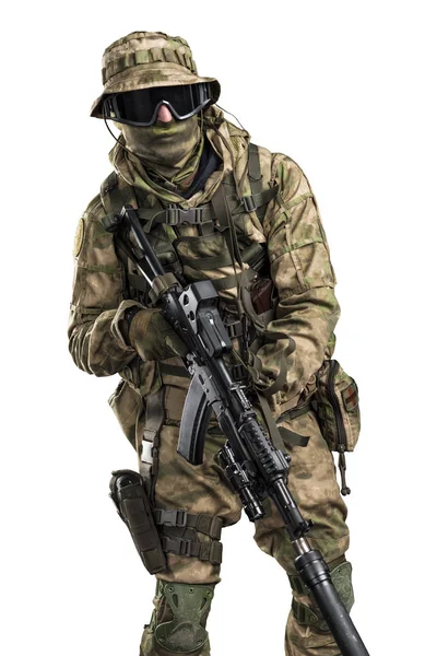 Soldado de las fuerzas especiales con rifle . — Foto de Stock