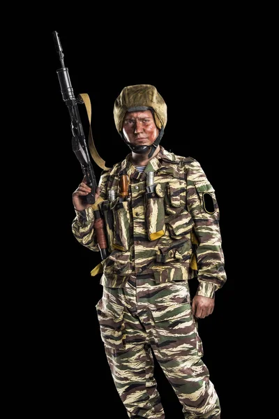 Man in uniform voldoet aan een Russische leger special forces (Omon) in de oorlog in Tsjetsjenië. — Stockfoto