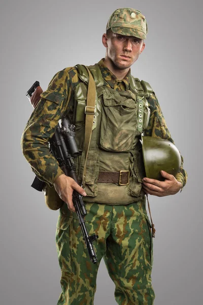 Hombre de uniforme se ajusta a las fuerzas especiales del ejército ruso (OMON) en la guerra en Chechenia . — Foto de Stock