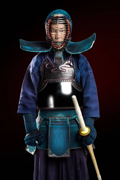 Männlich in Tradition Kendo-Rüstung mit Shinai (Bambusschwert)). — Stockfoto