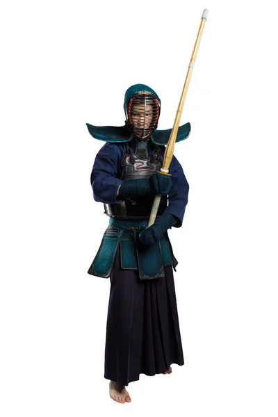 Männlich in Tradition Kendo-Rüstung mit Shinai (Bambusschwert)). — Stockfoto